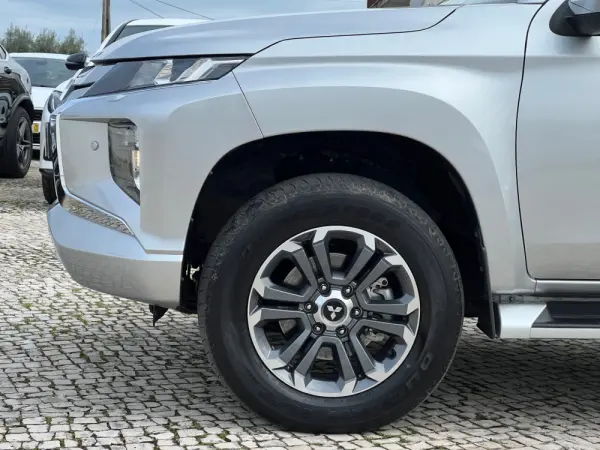 Mitsubishi L200 2.3 DI-D Strakar Space Cab Intense 4WD 2