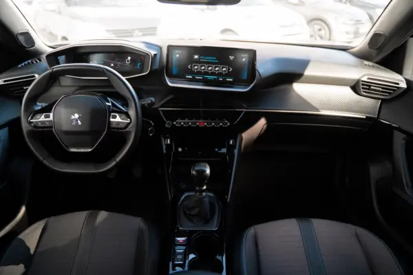 Peugeot 2008 1.2 PureTech Allure 5