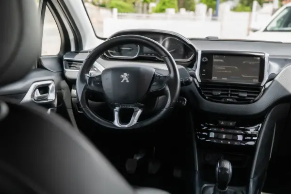 Peugeot 2008 1.2 VTi Allure 10
