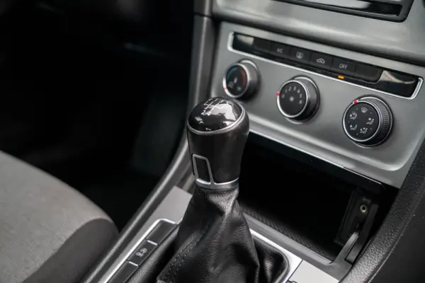 Volkswagen Golf 1.6 TDi Confortline 11