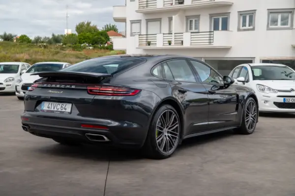Porsche Panamera 4 E-Hybrid Platinum Edition 42