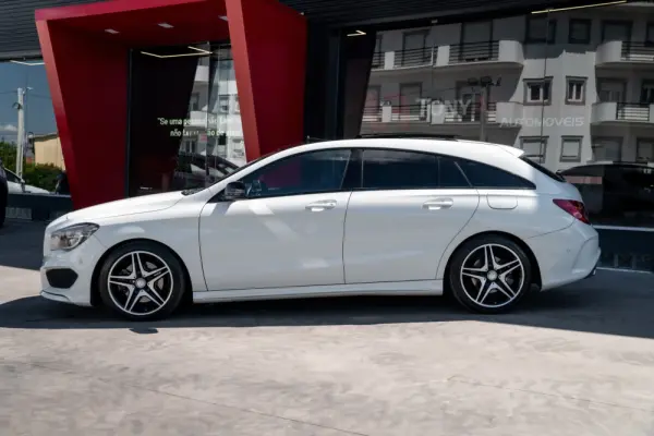 Mercedes-Benz CLA 220 d Shooting Brake AMG Line Aut. 10