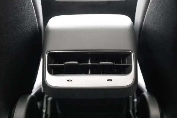 Tesla Model Y Performance Dual Motor AWD 27