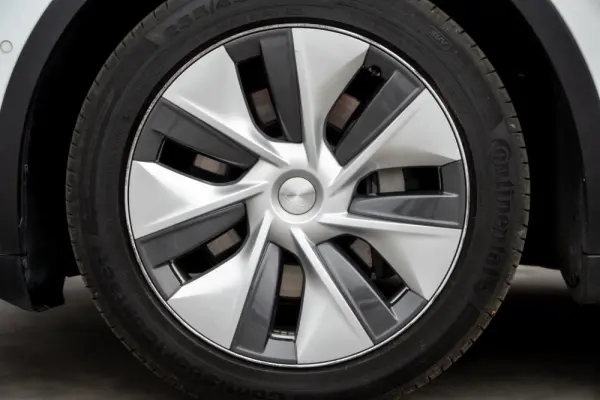 Tesla Model Y Long Range Dual Motor AWD 17