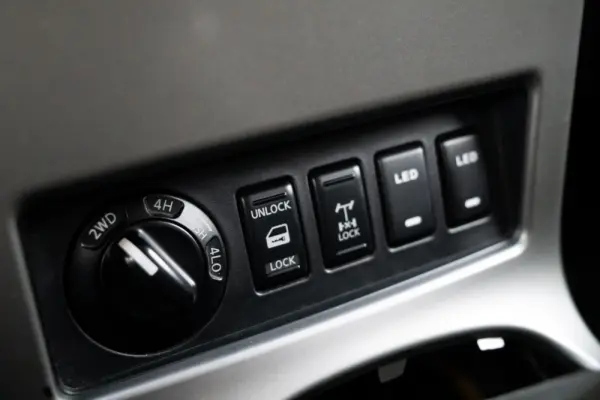 Nissan Navara 2.5 dCi CD Pilot Hi-Tech 12