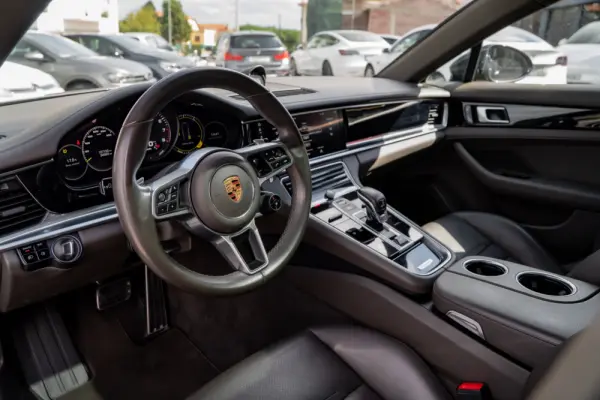 Porsche Panamera 4 E-Hybrid Platinum Edition 8