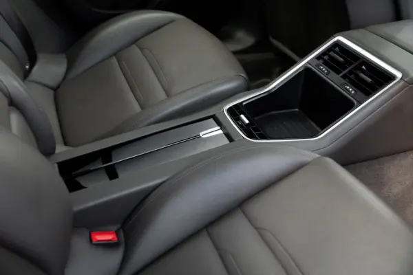 Porsche Panamera 4 E-Hybrid Platinum Edition 27