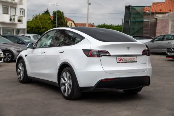 Tesla Model Y Long Range RWD 4