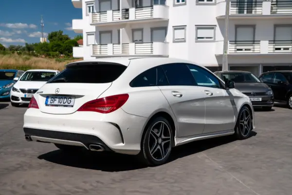 Mercedes-Benz CLA 220 d Shooting Brake AMG Line Aut. 4