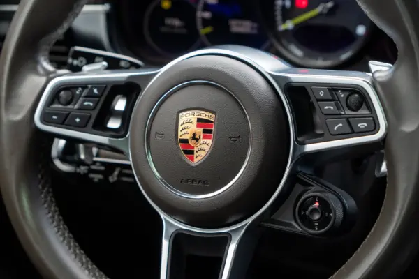 Porsche Panamera 4 E-Hybrid Platinum Edition 33