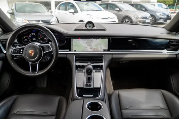 Porsche Panamera 4 E-Hybrid Platinum Edition 30
