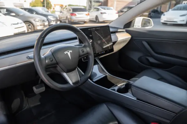 Tesla Model 3 Long-Range Dual Motor AWD 3