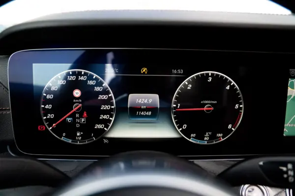 Mercedes-Benz E 220 d 4Matic 9G-TRONIC AMG Line 18