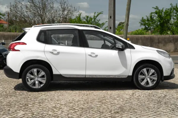 Peugeot 2008 1.2 VTi Allure 5