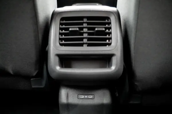 Volkswagen T-Roc 1.5 eTSI Life DSG 34