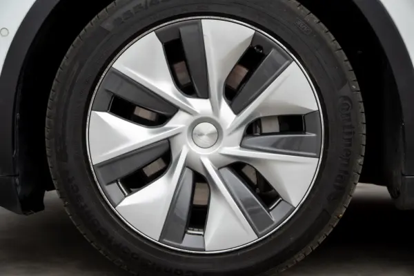Tesla Model Y Long Range RWD 7