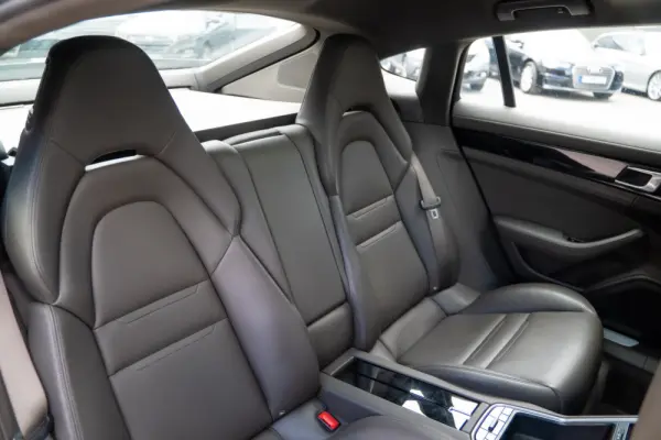Porsche Panamera 4 E-Hybrid Platinum Edition 28