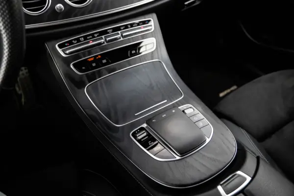 Mercedes-Benz E 300 de 4Matic 9G-TRONIC AMG Line 31