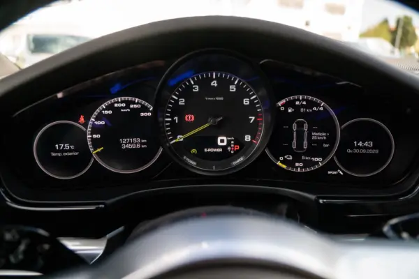 Porsche Panamera 4 E-Hybrid Platinum Edition 16