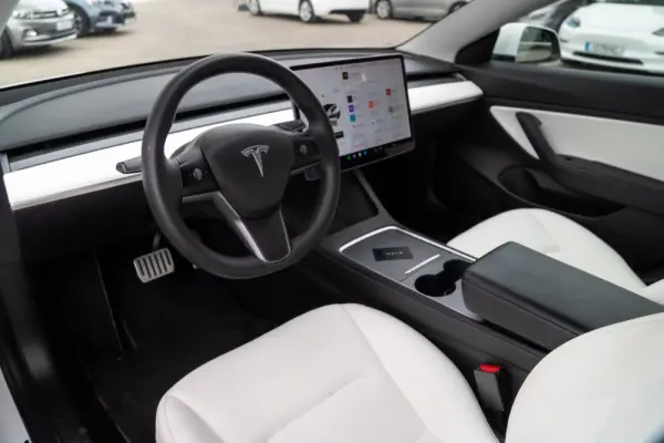 Tesla Model 3 Standard Range Plus RWD 28