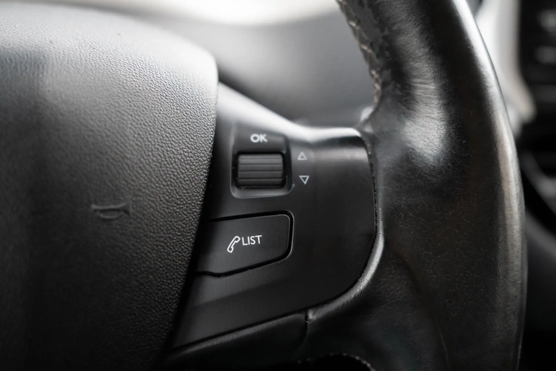 Peugeot 2008 1.2 VTi Allure 24