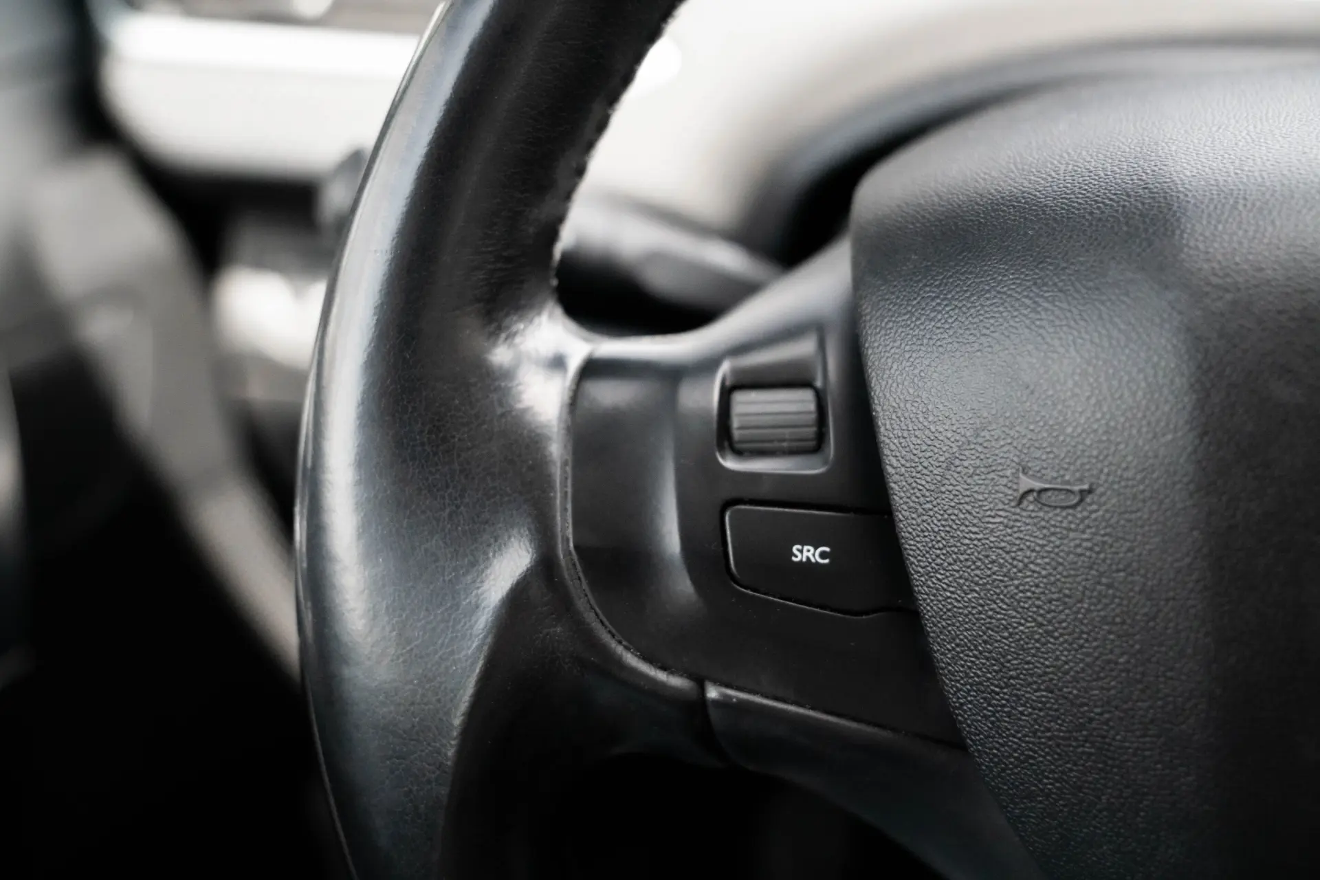 Peugeot 2008 1.2 VTi Allure 25