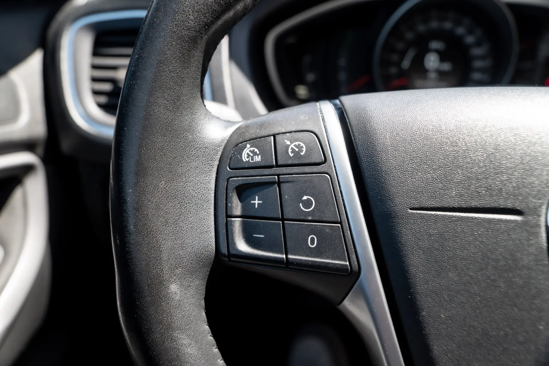 Volvo V40 Cross Country 2.0 D3 Momentum 17