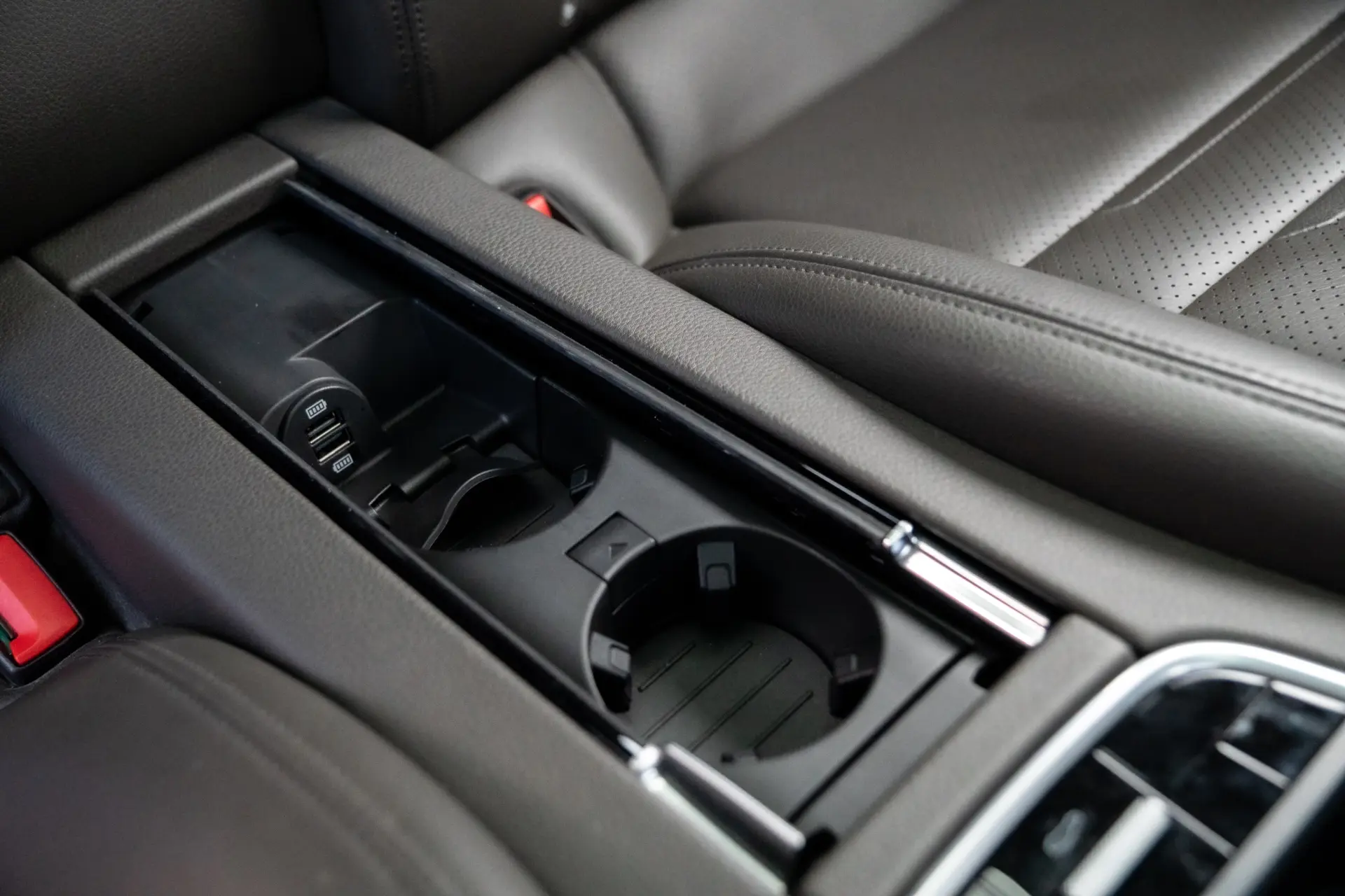 Porsche Panamera 4 E-Hybrid Platinum Edition 26