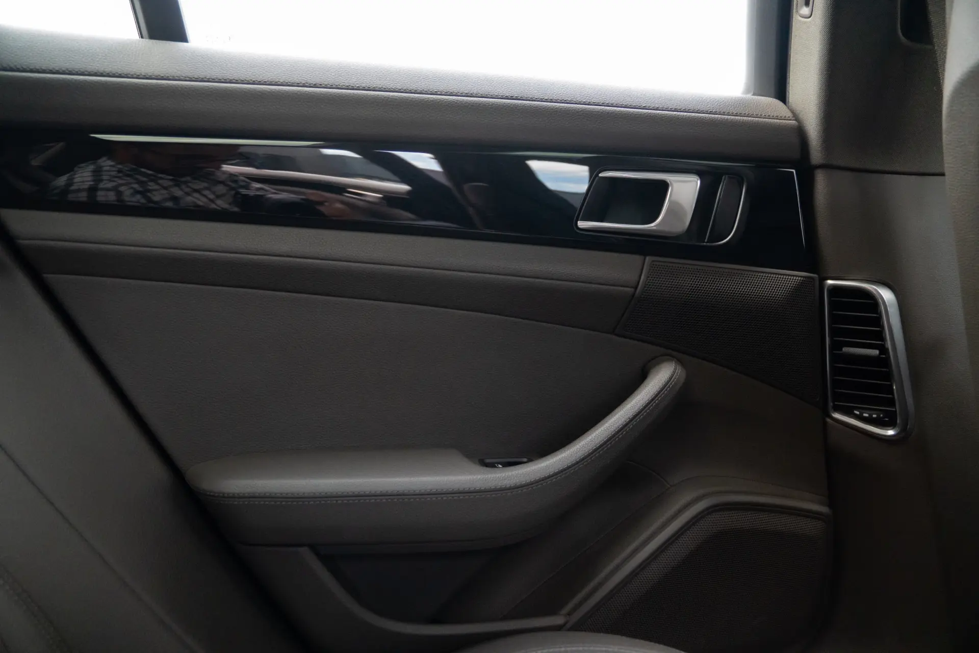 Porsche Panamera 4 E-Hybrid Platinum Edition 45