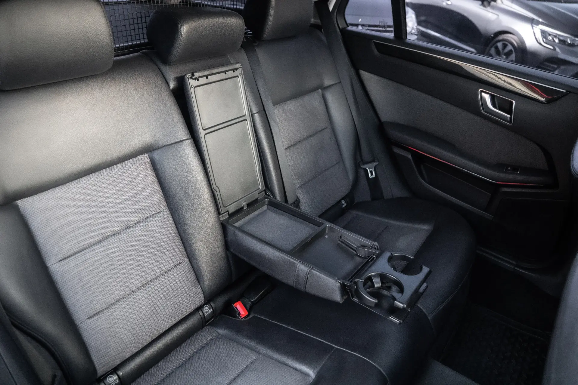 Mercedes-Benz E 220 BlueTEC 9G-TRONIC Avantgarde 28