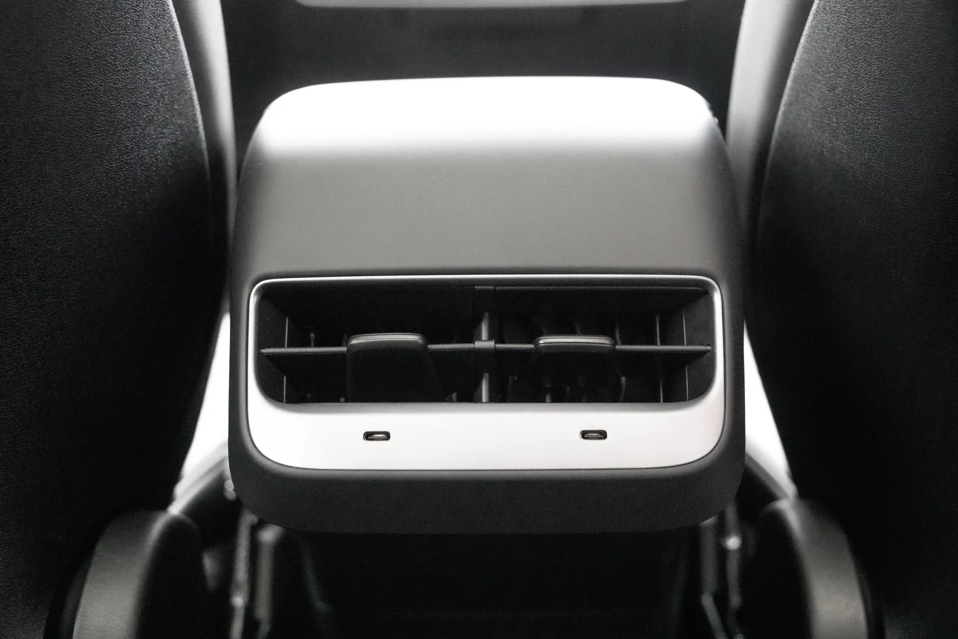 Tesla Model Y Performance Dual Motor AWD 27