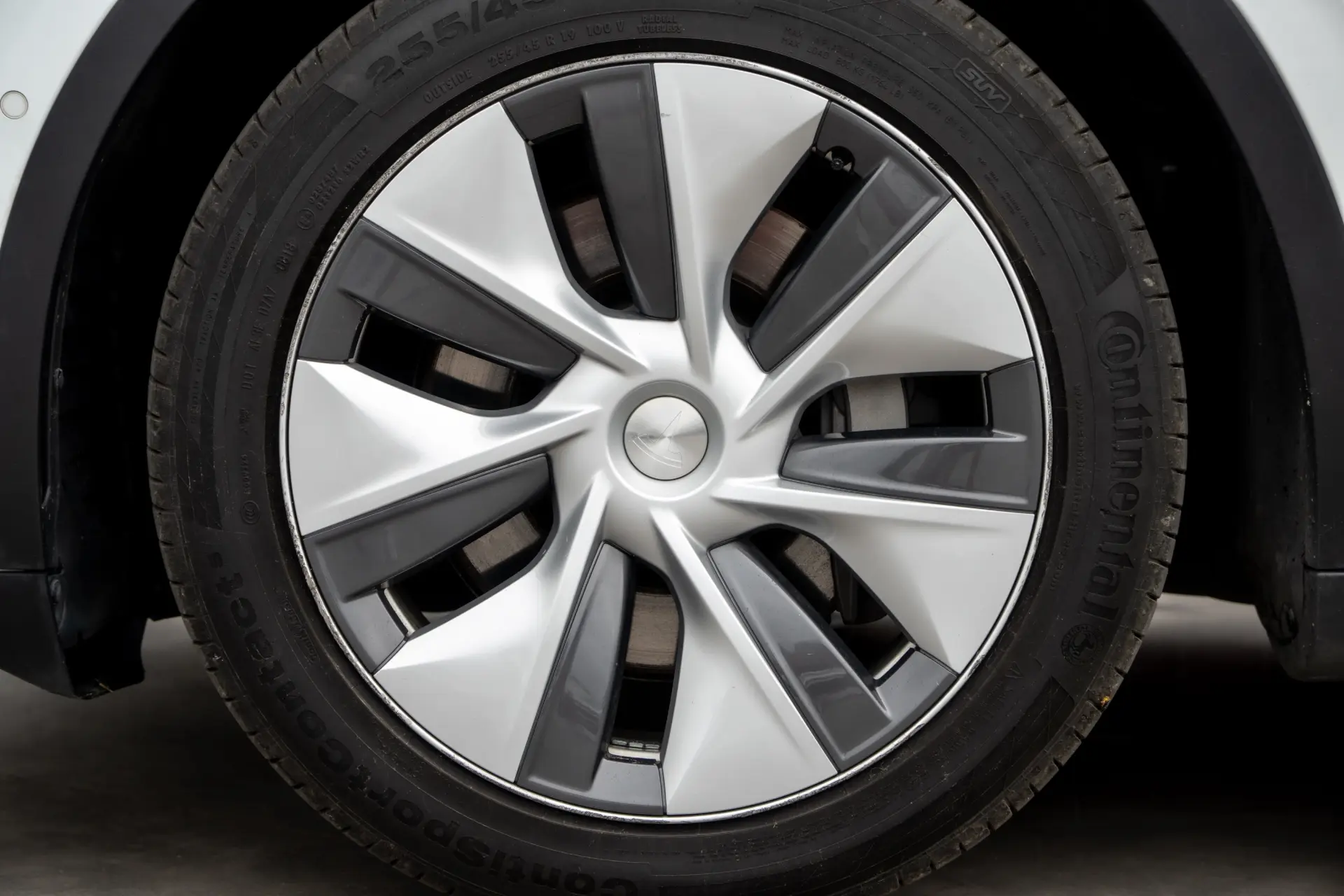 Tesla Model Y Long Range Dual Motor AWD 17