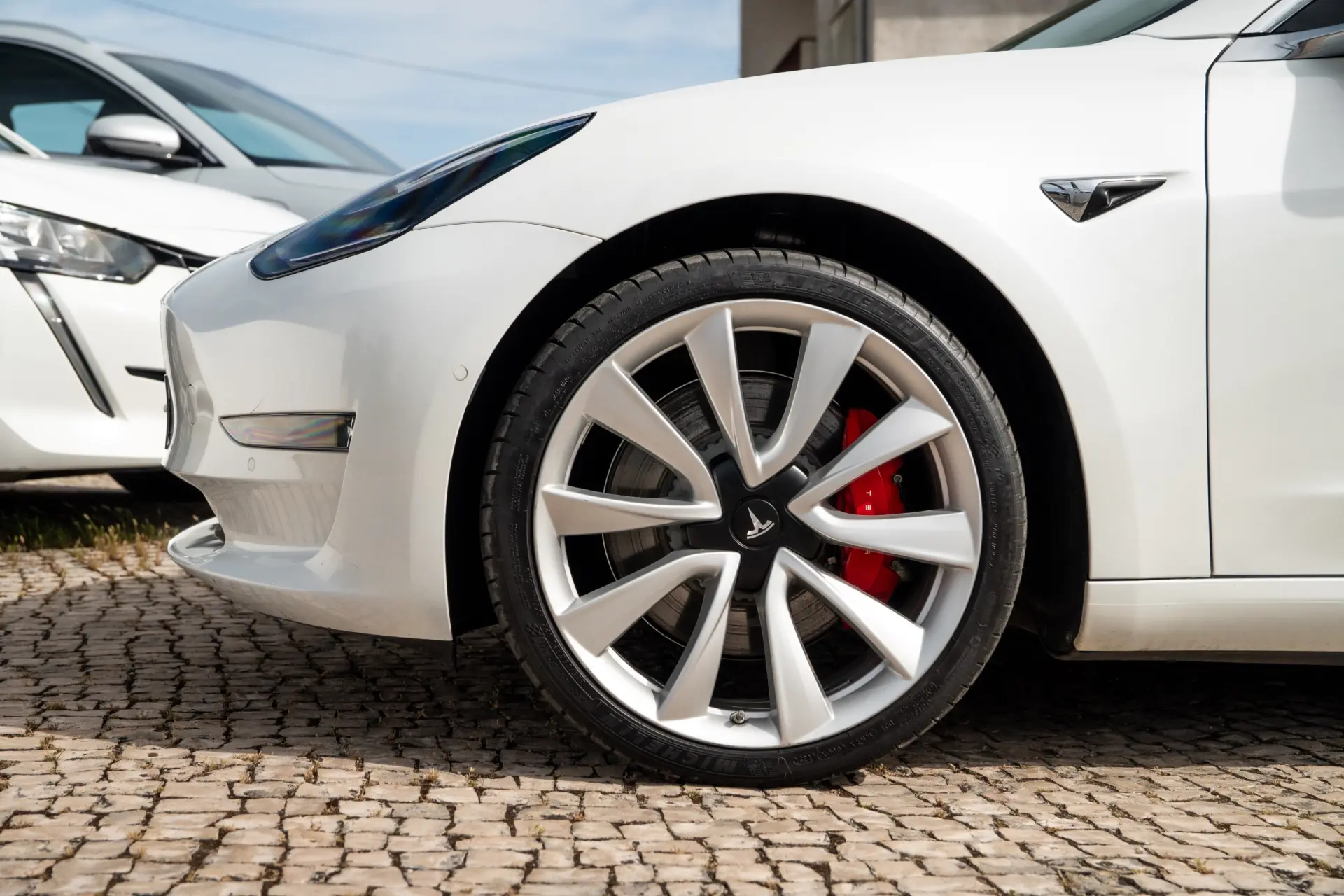 Tesla Model 3 Long Range AWD Dual Motor Performance 2