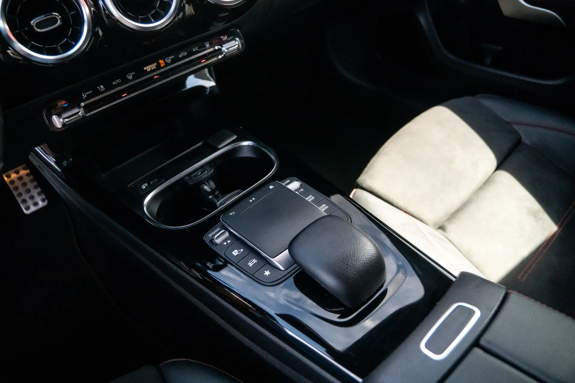 Mercedes-Benz A 250 Limousine e 8G-DCT AMG Line 22