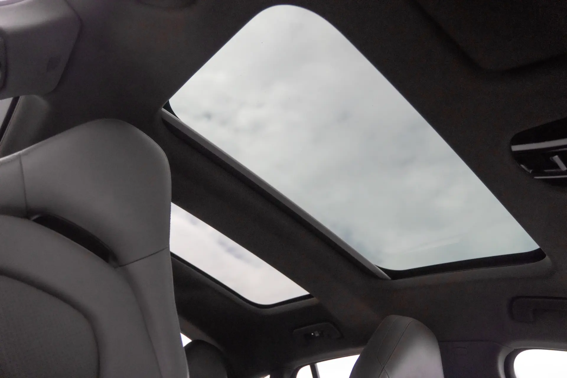 Porsche Panamera 4 E-Hybrid Platinum Edition 32