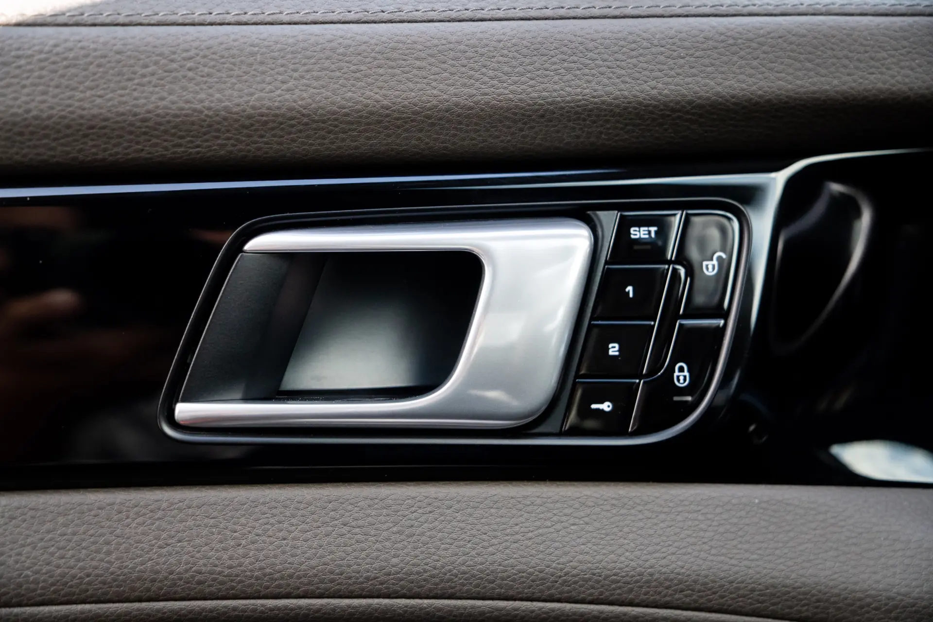 Porsche Panamera 4 E-Hybrid Platinum Edition 10