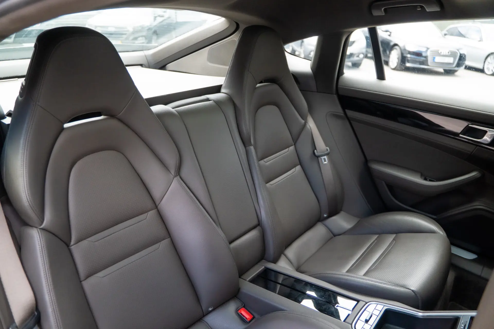 Porsche Panamera 4 E-Hybrid Platinum Edition 28