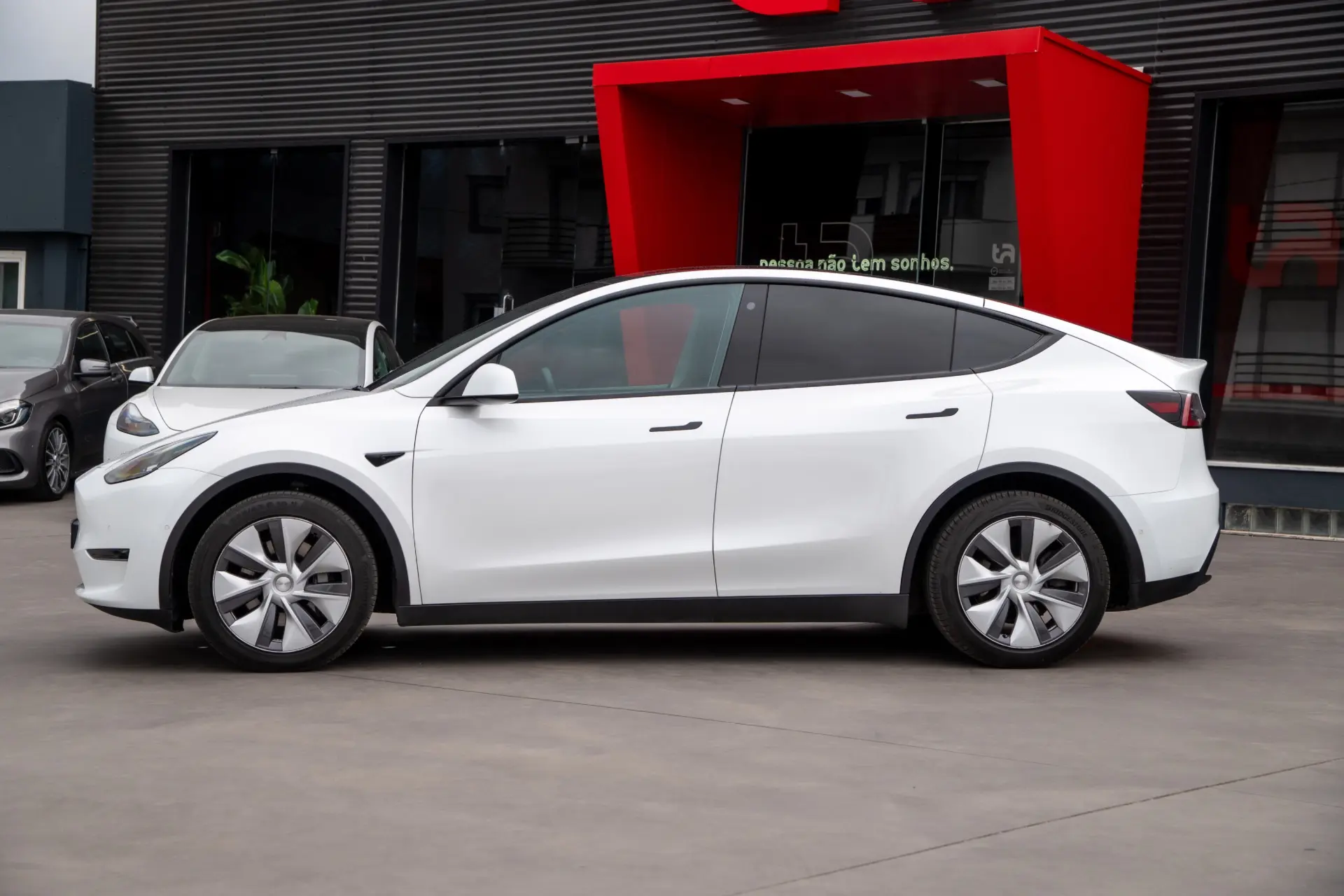 Tesla Model Y Long Range Dual Motor AWD 18