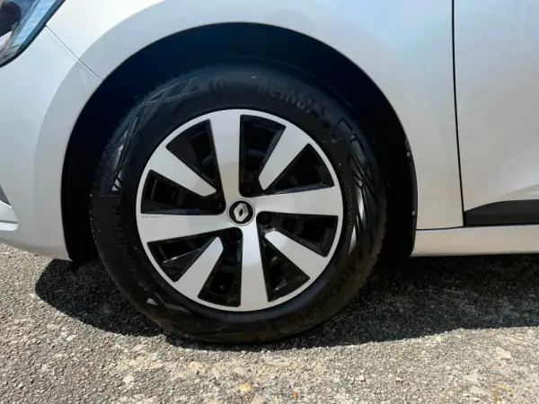 Renault Clio TCe Equilibre 9