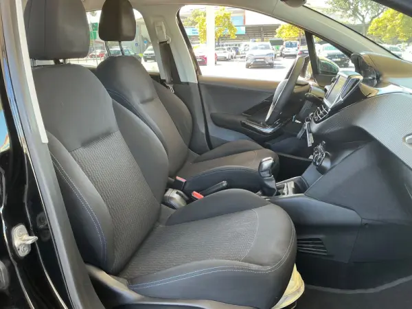 Peugeot 208 13