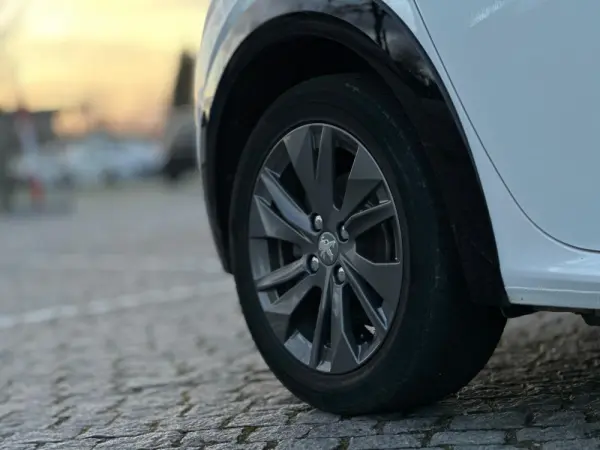 Peugeot e-208 Outro 24