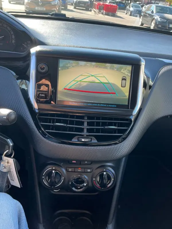 Peugeot 208 10