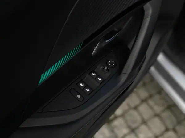 Peugeot 2008 1.2 PureTech Allure Pack EAT8 18