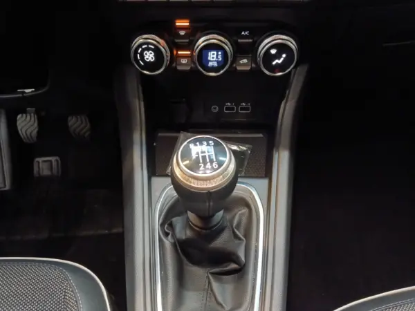 Renault Captur 1.0 TCe Techno 8
