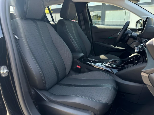 Peugeot e-208 17