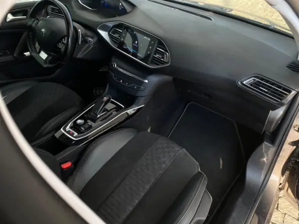 Peugeot 308 4