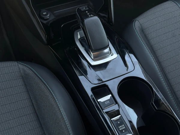 Peugeot e-208 13