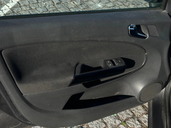 Opel Corsa Outro 9