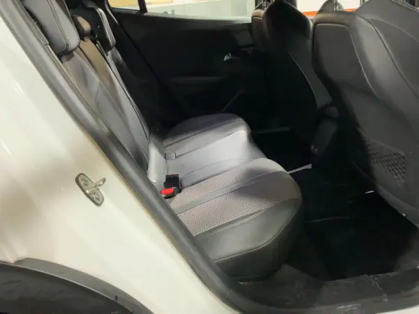 Peugeot 2008 1.2 PureTech GT EAT8 12