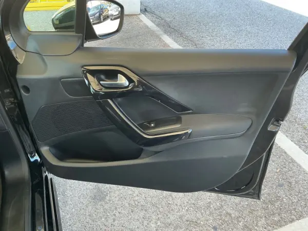Peugeot 208 5